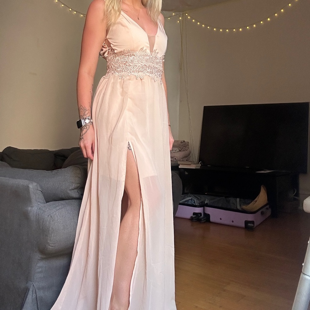 Soieblu Elegant Blush Dress with Lace Detail